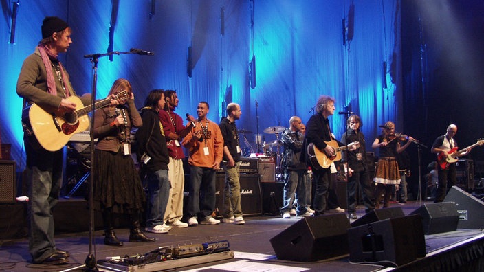 Die Band Culcha Candela mit Bap auf der Bühne