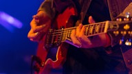 Nahaufnahme der SG Gitarre beim Spiel des Sängers der Band King King