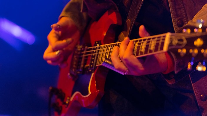 Nahaufnahme der SG Gitarre beim Spiel des Sängers der Band King King
