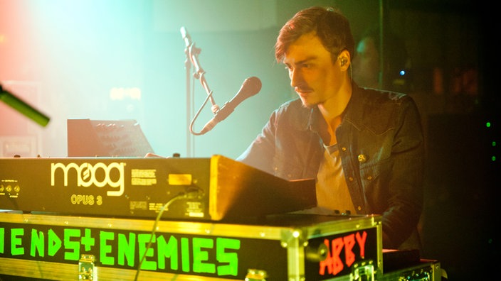 Keyboarder der Band Blaudzin im bunten Bühnenlicht