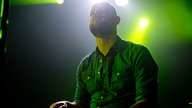Bandmusiker von Blaudzun, ein bärtiger Mann im Jeanshemd.