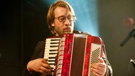 Bandmusiker von Blaudzun spielt Akkordeon.