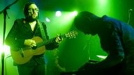 Singer- / Songwriter Blaudzun voll engagiert in Gesang und Gitarre (sein Mund formt ein kleines O und sieht ein bisschen witzig aus).