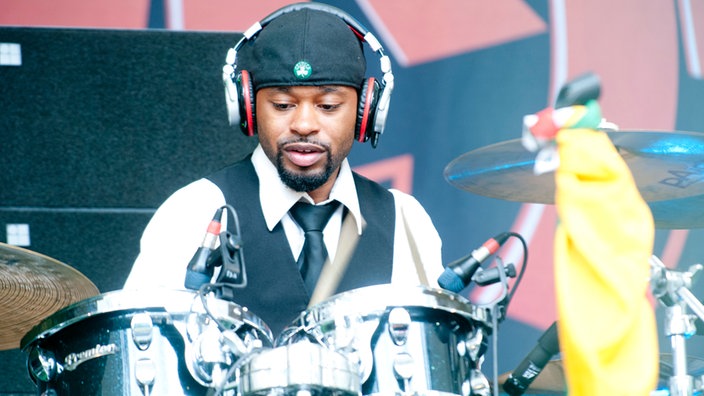 Nahmaufnahme vom Drummer von Blitz The Ambassador
