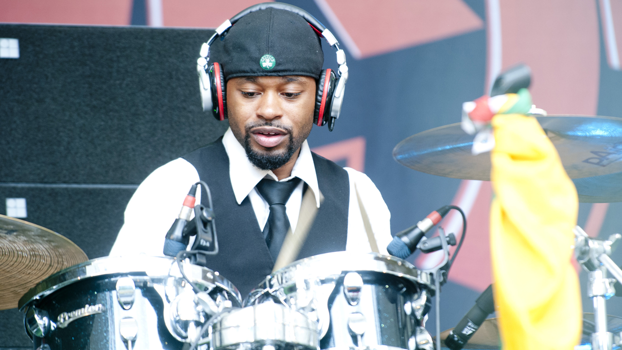 Nahmaufnahme vom Drummer von Blitz The Ambassador