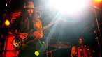 Brant Bjork und sein Drummer stehen nebeinander auf der Bühne