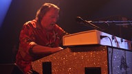 Brian Auger schaut auf sein Keyboard