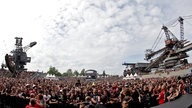 Publikum von Callejon während eines Auftrittes im Rahmen des "XXIV. With Full Force Festival 2017" vom 22.06. - 24.06.2017 in Ferropolis, Gräfenhainichen.