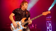 Der Bassist dreht sich leicht zur Seite