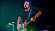 Michael Anthony an seinem Bass mit geschürzten Lippen