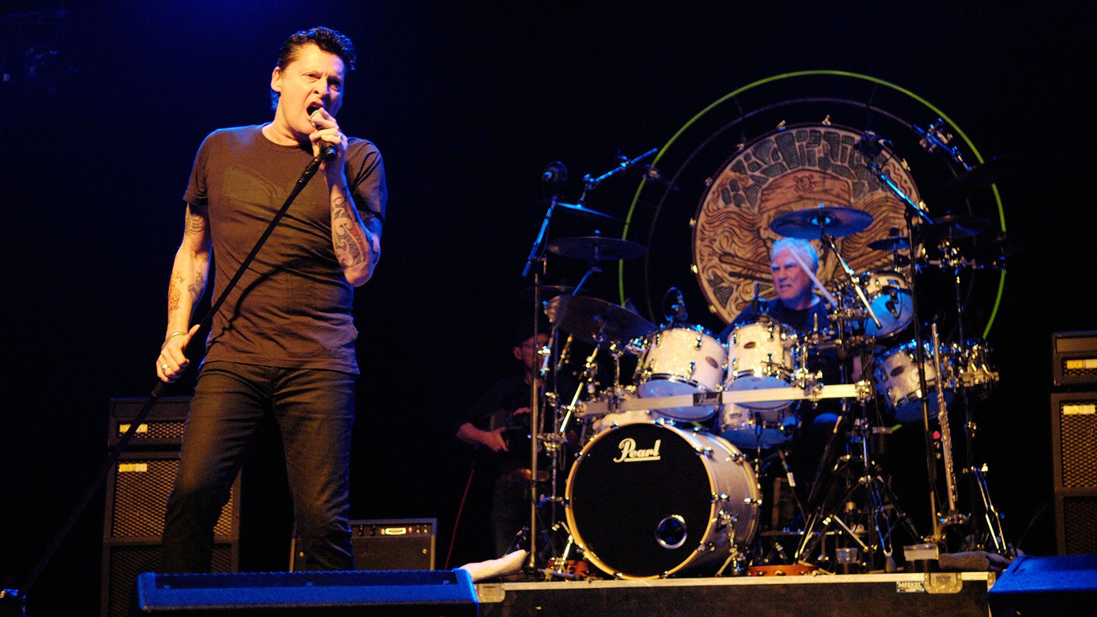 Barry Hay für Golden Earring am Mikrofon links im Bild, rechts im Bild Cesar Zuiderwijk am Schlagzeug bei der Classic Rocknacht 2007