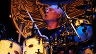 Cesar Zuiderwijk von Golden Earring am Schlagzeug bei der Classic Rocknacht 2007