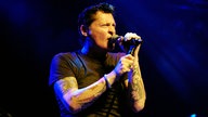 Barry Hay von Golden Earring am Mikrofon bei der Classic Rocknacht 2007