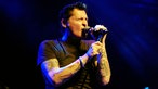 Barry Hay von Golden Earring am Mikrofon bei der Classic Rocknacht 2007
