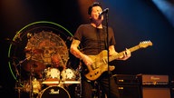 Barry Hay von Golden Earring an Gitarre und Mikrofon bei der Classic Rocknacht 2007