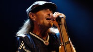 Rusty Burns von Point Blank singt mit geschlossenen Augen bei der Classic Rocknacht 2007