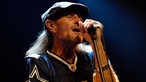 Rusty Burns von Point Blank singt mit geschlossenen Augen bei der Classic Rocknacht 2007