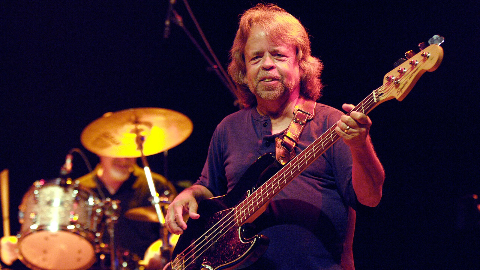 Phillip Petty von Point Blank lächelnd am Bass bei der Classic Rocknacht 2007
