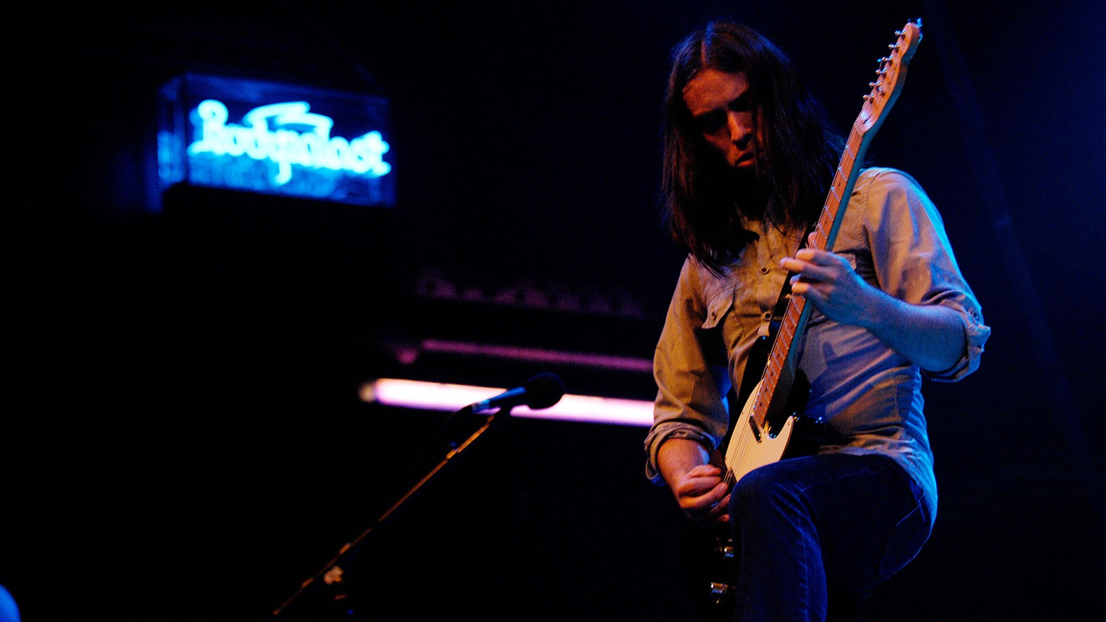 Paul Mahon von The Answer an der Gitarre, dabei steht ein Bein auf einer Box bei der Classic Rocknacht 2007 