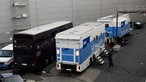 Zwei WDR Ü-Wagen rechts neben einem schwarzen Tourbur im Rahmen der Classic Rocknacht 2007