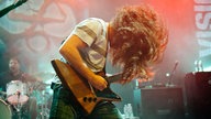 Band spielt auf Bühne