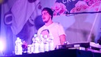 Cros BeatProduzent Psaiko Dino steht hinter dem Mischpult