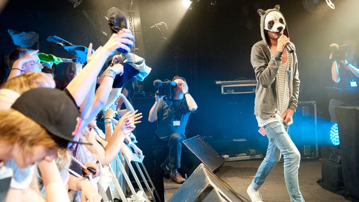 Cro läuft über die Bühne und rappt dabei in sein Mikrofon