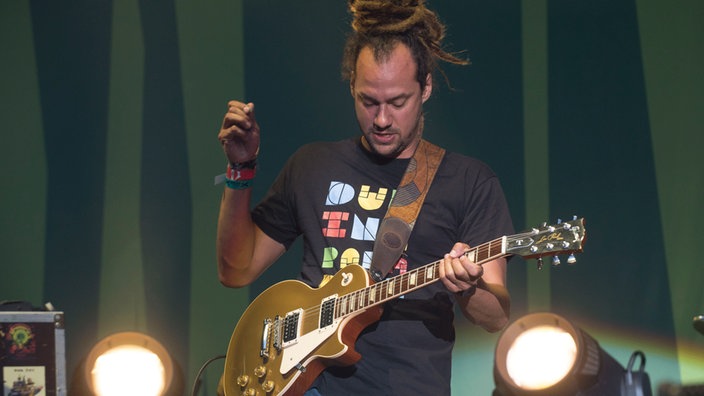 Jérémie Grégeois an der Gitarre; er spielt mit Plektron.