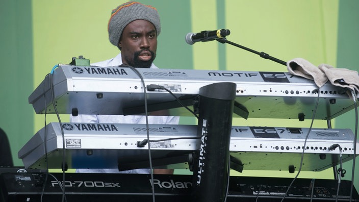 Der Keyboarder der Dubtonic Kru vor seinen drei Geräten.