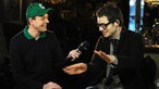 Rockpalast-Moderator Manuel Unger im Interview mit dem gut gelaunten Musiker Bernhoft.