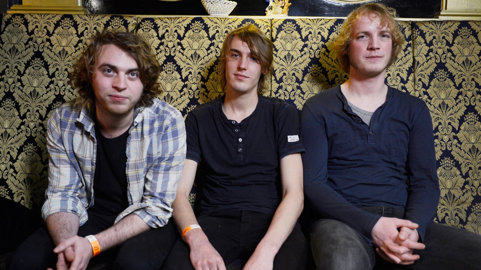 Die Musiker von Birth of Joy: drei junge Männer - schätzungsweise Mitte Zwanzig - klassisch-legere in Jeans und Shirts, mit halblangen, betont ungeschnittenen Haarfrisuren.