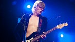 Frontmann Kevin Stunnenberg in echter Rockstar-Pose: verteift im Gitarrenspiel, den Blick gesenkt, das glitzernde Hemd trägt er inzwischen offen, darunter der nackte Oberkörper.