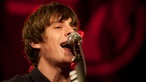 Jake Bugg singt.