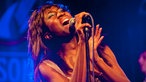 Koko Jean Davis singt leidenschaftlich und vertieft.
