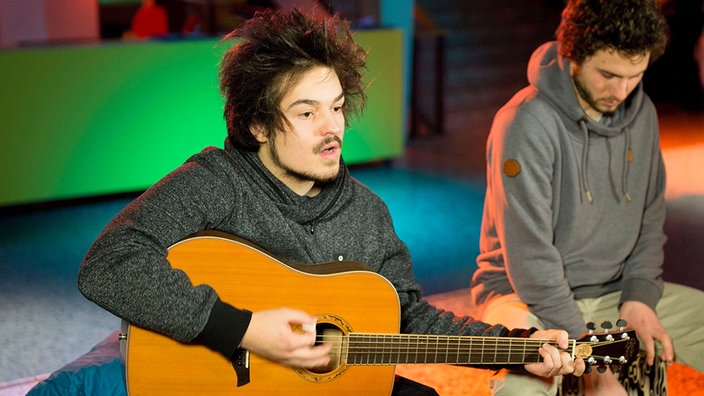 Milky Chance unplugged mit einer Gitarre
