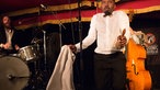 gesamte Besetzung der Band auf der Bühne