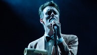 Efterklang-Sänger zieht beim Singen die Stirn in Falten