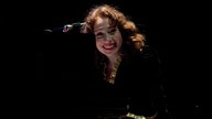 Regina Spector lacht