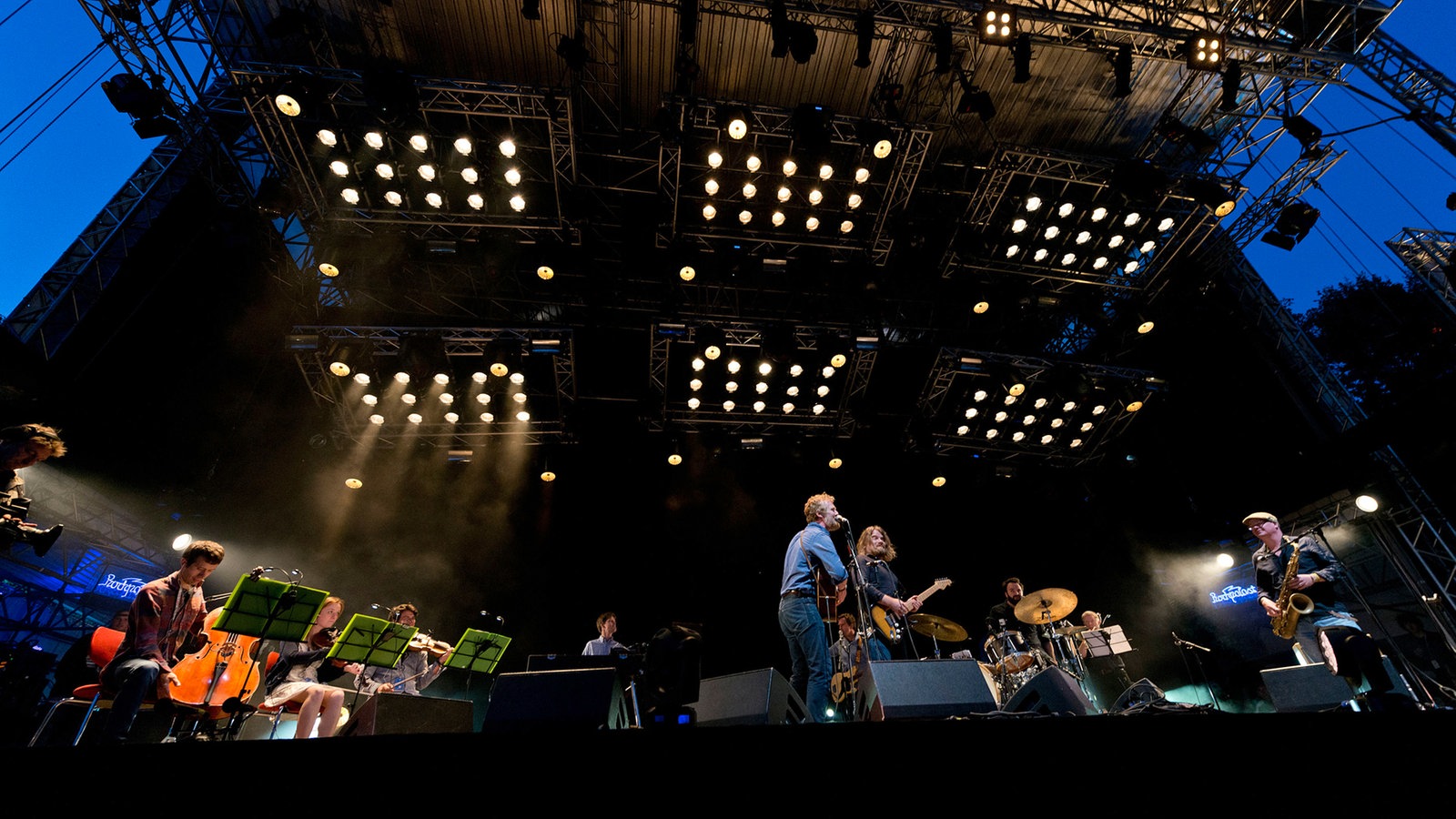 Panoramablick auf die Bühne beim Konzert von Glen Hansard