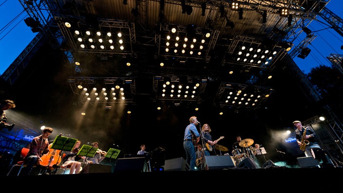 Panoramablick auf die Bühne beim Konzert von Glen Hansard