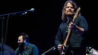 Gitarrist von Glen Hansard, Im Hintergrund der Schlagzeuger