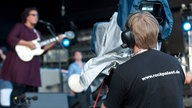 Kameramann, der das Konzert der Alabama Shakes filmt