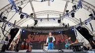 Sicht auf die Bühne von unten