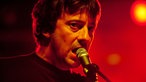 Graham Coxon blickt beim Singen in die Kamera