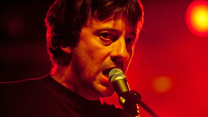Graham Coxon blickt beim Singen in die Kamera