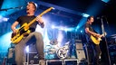 Die Band "Royal Republic" steht auf der Bühne und spielt