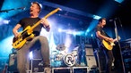 Die Band "Royal Republic" steht auf der Bühne und spielt