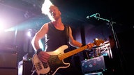 Gitarrist der Band "Royal Republic" steht auf der Bühne und spielt