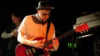 Der Gitarrist der Band "The Undertones" spielt vor der Kamera