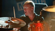 Der Schlagzeuger der Band "The Undertones" spielt Schlagzeug